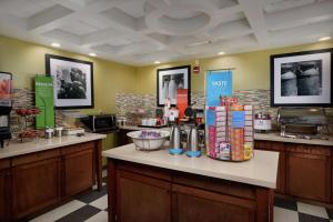 富兰克林Hampton Inn Franklin, KY - Portland, TN的厨房配有两个柜台和台面