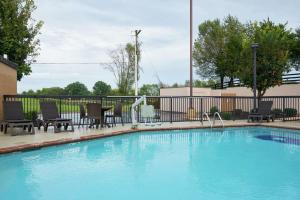 a swimming pool with chairs and a table at Hampton Inn Franklin in Franklin