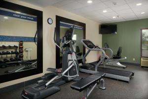 Hampton Inn Franklin, KY - Portland, TN的健身中心和/或健身设施