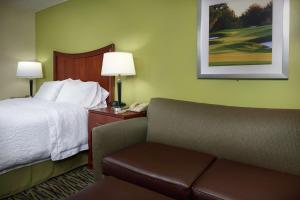 Hampton Inn Franklin, KY - Portland, TN客房内的一张或多张床位