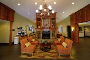 eine Lobby mit einem Kamin, Stühlen und einem Kronleuchter in der Unterkunft Hampton Inn Franklin, NC in Franklin