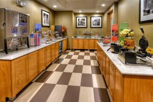 una cucina con armadi in legno e pavimento a scacchi di Hampton Inn Franklin, NC a Franklin