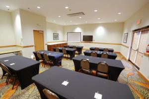 una sala conferenze con tavoli, sedie e lavagna di Hampton Inn Franklin, NC a Franklin