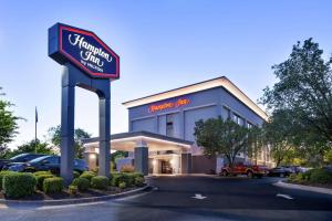 a front view of a tim hortons inn at Hampton Inn Florence Midtown near University of North Alabama in Florence