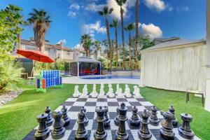 tablica szachowa na trawniku na podwórku w obiekcie Buddha Play Modern with Pool & Spa Sauna Near Vegas strip w Las Vegas