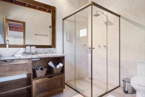 ein Badezimmer mit Glasdusche und Waschbecken in der Unterkunft Cabana Groente Hütte Vila Germânica by Achei in Nova Petrópolis + 26 Fotos