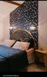 1 dormitorio con 1 cama con pared en blanco y negro en Cocon cosy et déconnecté 30min Puy du Fou - 2 chambres et 1 canapé lit, en Bazoges-en-Pareds