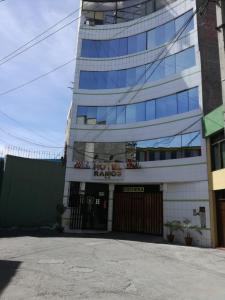 un edificio con un cartel en la parte delantera en hotel Ramos, en Arequipa