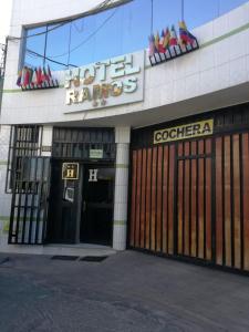 una tienda frente a un edificio con un cartel. en hotel Ramos, en Arequipa