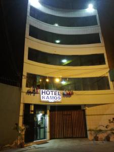 un letrero de hotel hamos en la parte delantera de un edificio en hotel Ramos, en Arequipa