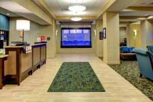 um lobby de um hospital com uma sala de espera em Hampton Inn and Suites Coconut Creek em West Dixie Bend