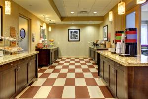 uma grande cozinha com piso em xadrez em Hampton Inn and Suites Coconut Creek em West Dixie Bend