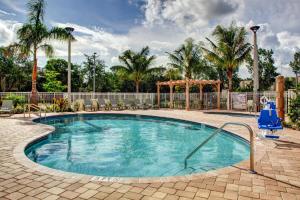 Swimming pool sa o malapit sa Hampton Inn and Suites Coconut Creek