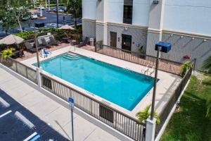 una vista aérea de una piscina en un hotel en Hampton Inn & Suites Fort Myers Estero, en Estero