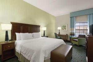 Кровать или кровати в номере Hampton Inn Franklin