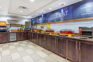 una cucina ristorante con bancone e cibo di Hampton Inn Sioux Falls a Hayward Addition