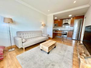 ein Wohnzimmer mit einem Sofa und einem Couchtisch in der Unterkunft Coruña House in A Coruña