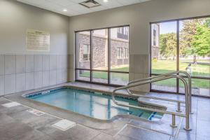 a swimming pool in a building with a window at Hampton Inn Sioux Falls in Hayward Addition
