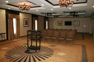 um quarto com uma fila de cadeiras e uma mesa em Hampton Inn & Suites Cleburne em Cleburne