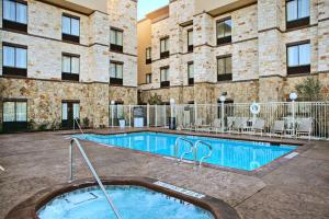 Bazén v ubytování Hampton Inn & Suites - Mansfield nebo v jeho okolí