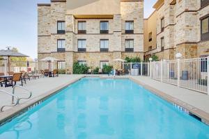 Bazén v ubytování Hampton Inn & Suites - Mansfield nebo v jeho okolí