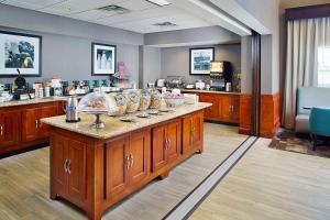 Příslušenství pro přípravu čaje a kávy v ubytování Hampton Inn & Suites - Mansfield