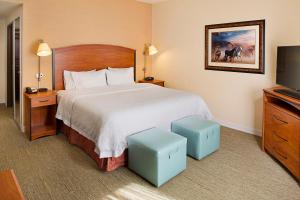 Postel nebo postele na pokoji v ubytování Hampton Inn & Suites - Mansfield + 16 fotografií