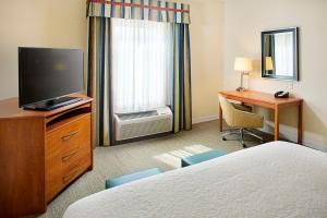 TV a/nebo společenská místnost v ubytování Hampton Inn & Suites - Mansfield
