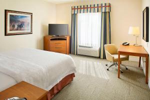 Postel nebo postele na pokoji v ubytování Hampton Inn & Suites - Mansfield