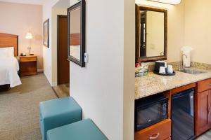 Postel nebo postele na pokoji v ubytování Hampton Inn & Suites - Mansfield