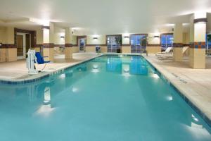 uma grande piscina com água azul num edifício em Hampton Inn & Suites Fort Worth-West-I-30 em Fort Worth