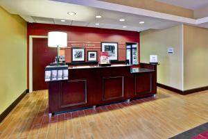 a lobby with a reception desk in a hotel at Hampton Inn Ft Wayne in Fort Wayne