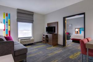 ファイエットビルにあるHampton Inn Fayettevilleのベッドとテレビが備わるホテルルームです。