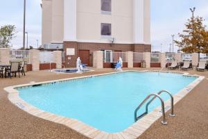 uma grande piscina em frente a um edifício em Hampton Inn & Suites Greenville em Greenville