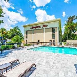 a swimming pool in front of a building at Hampton Inn Gainesville in Gainesville