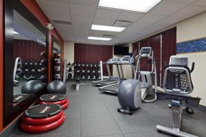 une salle de sport avec plusieurs tapis de course et équipements d'exercice dans l'établissement Hampton Inn & Suites Grove City, à Grove City