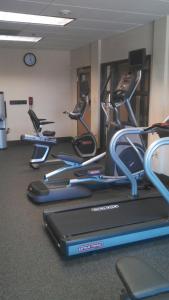 una fila de bicicletas estáticas en un gimnasio en Hampton Inn Greenwood, en Greenwood