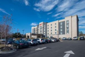 un estacionamiento con autos estacionados frente a un edificio en Hampton Inn Greenville/I-385 Haywood Mall, SC en Greenville