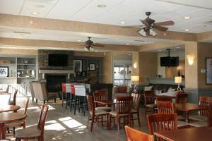 a restaurant with tables and chairs and a bar at Hampton Inn Guntersville in Guntersville