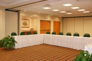 ガンターズヴィルにあるHampton Inn Guntersvilleの会議室(長いテーブル、緑の椅子付) +24枚の写真