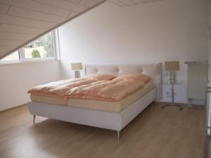 Postel nebo postele na pokoji v ubytování Holiday apartment Taunustraum in Hohenstein Hesse