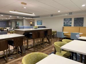 a dining room with tables and chairs at Hampton Inn Harrisburg-East/Hershey in Harrisburg