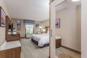 um quarto de hotel com uma cama e uma janela em Hampton Inn Harrisburg-East/Hershey em Harrisburg