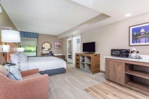 Habitación de hotel con cama y TV en Hampton Inn Harrisburg-East/Hershey, en Harrisburg
