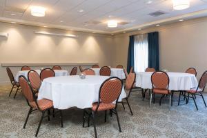 una sala de conferencias con mesas y sillas blancas en Hampton Inn & Suites Hartford-Manchester, en Manchester
