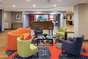 un vestíbulo de oficina con sillas y mesa en Hampton Inn Houston/Humble-Airport Area, en Humble