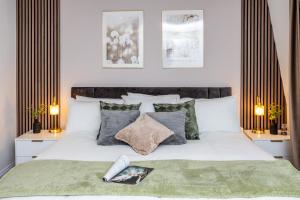 um quarto com uma grande cama branca e 2 candeeiros em Luxury 2 Bedroom Apartment next to Angel em Londres