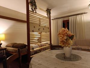 une pièce avec une table avec un vase de fleurs dans l'établissement La Dolce Vista, à Pescasseroli