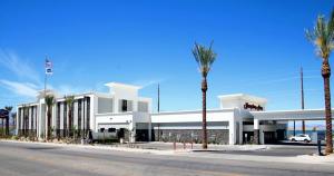 un bâtiment blanc avec des palmiers devant lui dans l'établissement Hampton Inn Lake Havasu City, à Lake Havasu City