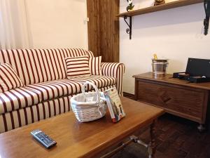 un salon avec un canapé et une table basse dans l'établissement La Dolce Vista, à Pescasseroli